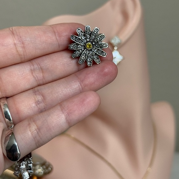 Elegant Silver and Yellow Daisy Brooch. - Picture 3 of 6